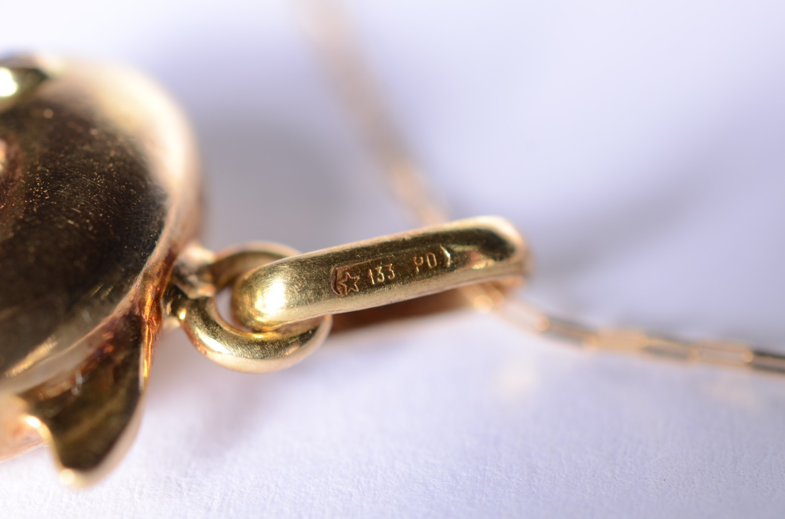Colar com pendente na forma de golfinho de ouro 18 k., contraste 750... - foto 5 de 6