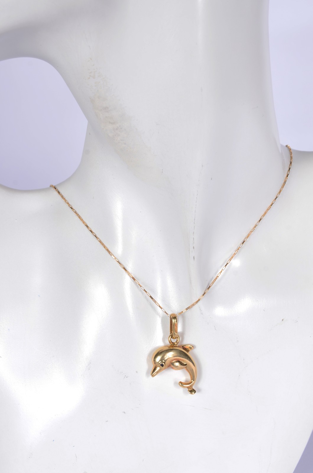 Colar com pendente na forma de golfinho de ouro 18 k., contraste 750... - foto 6 de 6