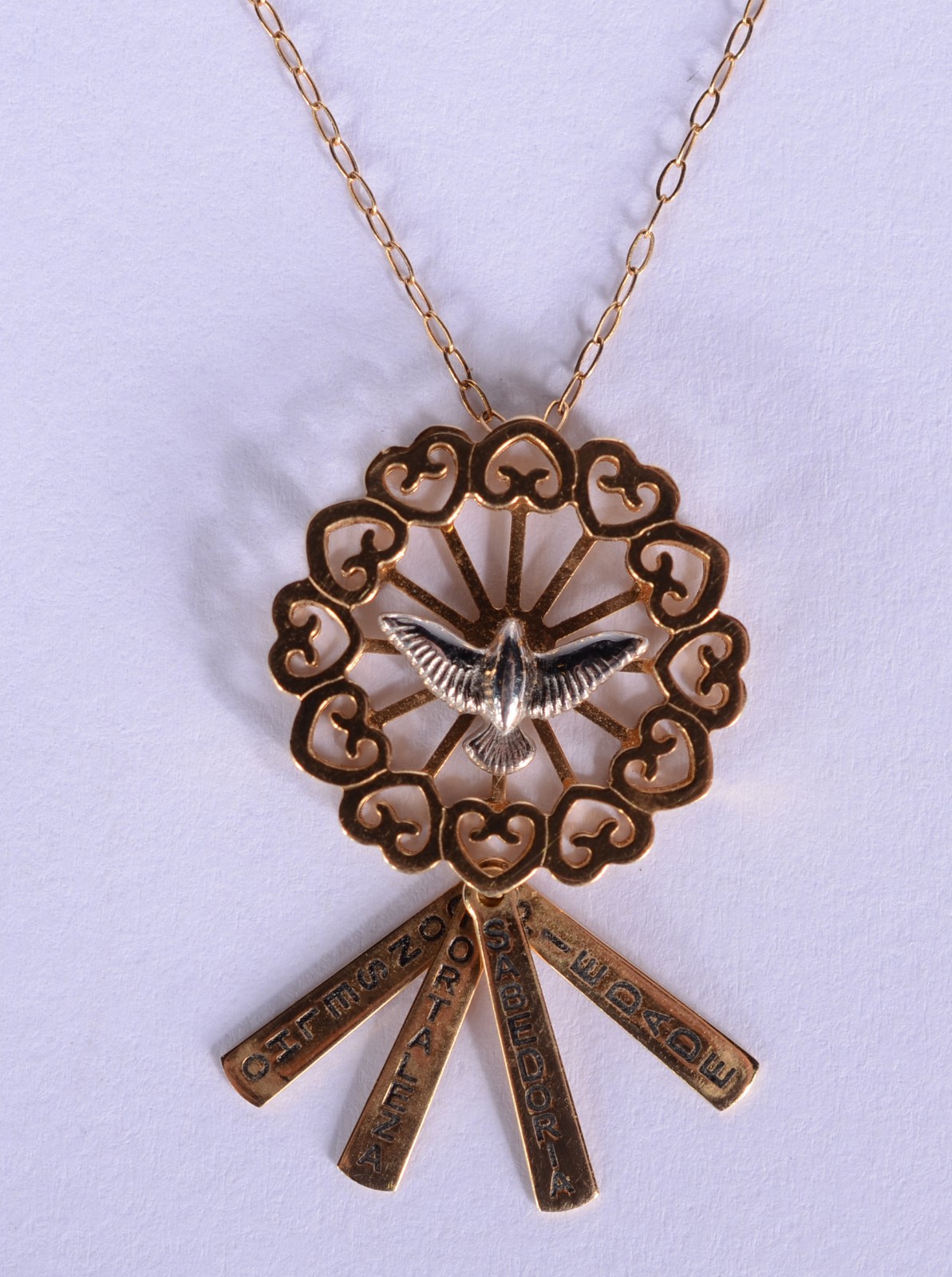 Colar com pendente na forma de mandala com de ouro 18 k., com pomba... - foto 1 de 7