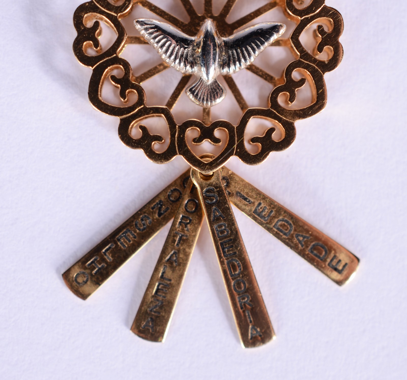 Colar com pendente na forma de mandala com de ouro 18 k., com pomba... - foto 2 de 7
