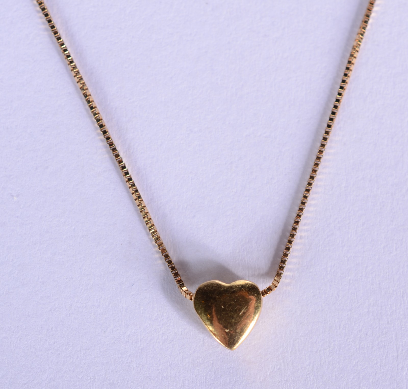 Colar com pendente na forma de coração de ouro 18 k., contraste 750... - foto 1 de 6
