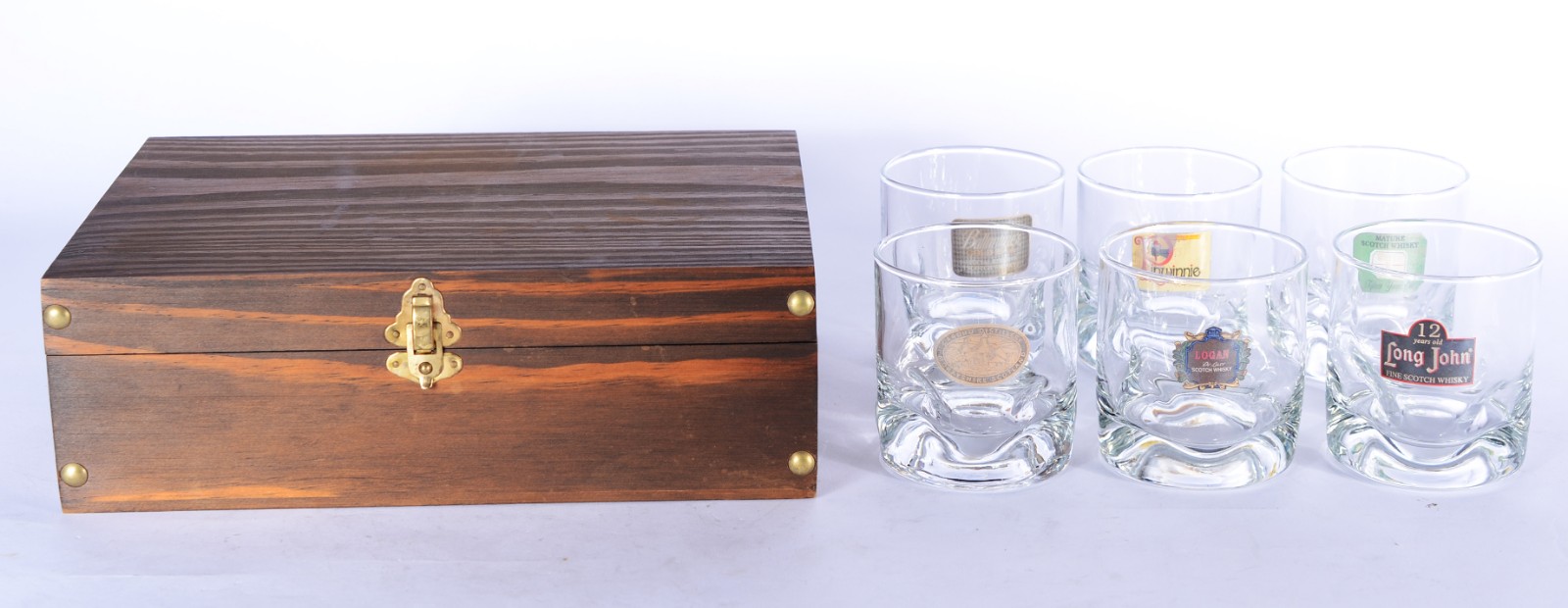 Conjunto com 6 copos de vidro para whisky, no estojo de madeira. - foto 1 de 7