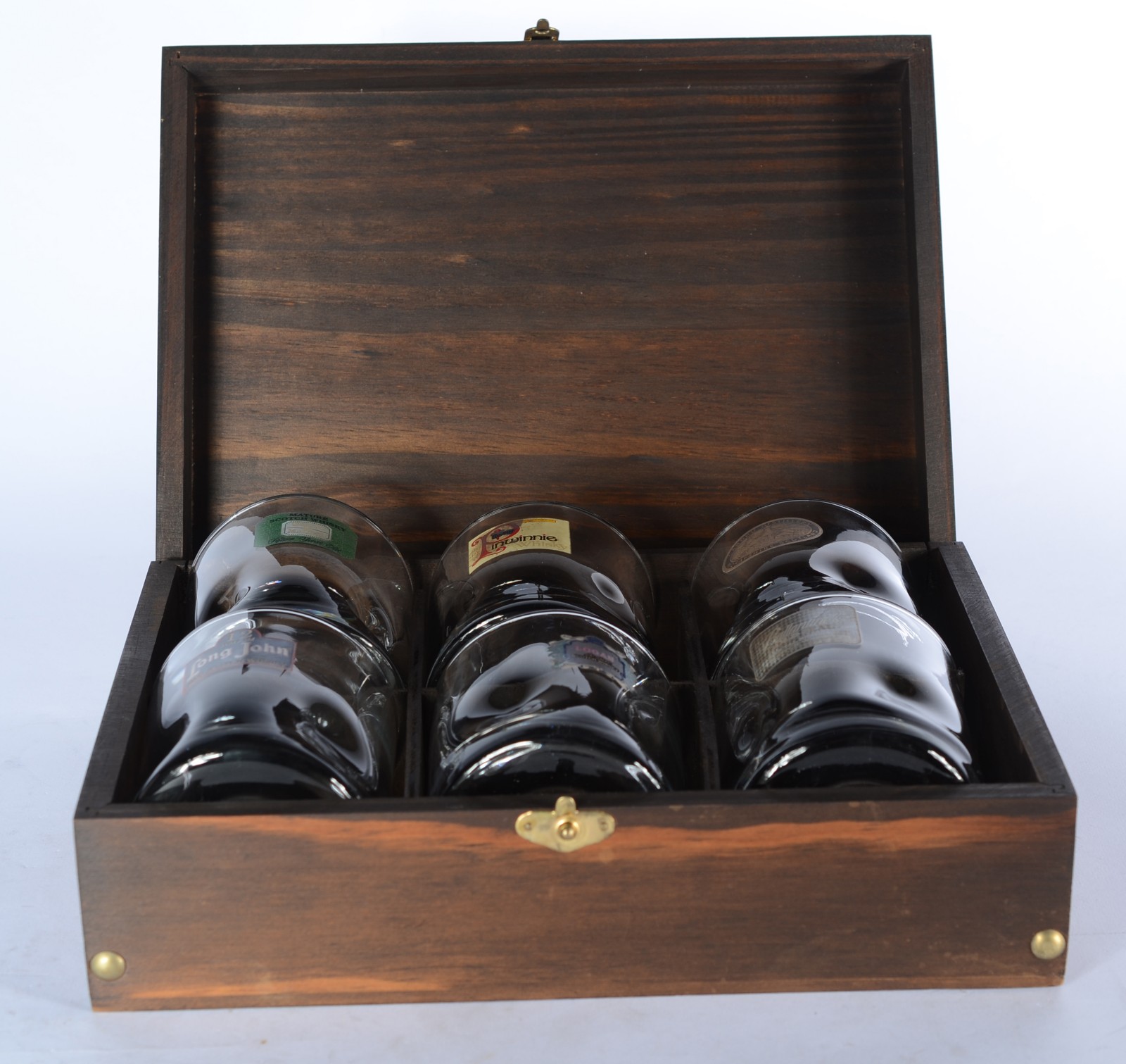 Conjunto com 6 copos de vidro para whisky, no estojo de madeira. - foto 2 de 7