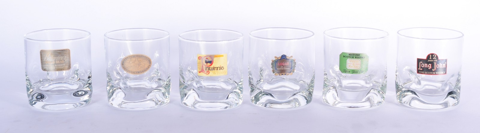 Conjunto com 6 copos de vidro para whisky, no estojo de madeira. - foto 3 de 7