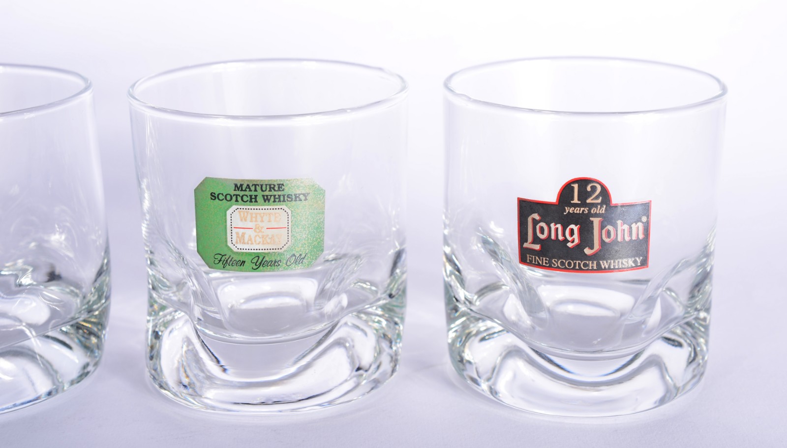 Conjunto com 6 copos de vidro para whisky, no estojo de madeira. - foto 4 de 7