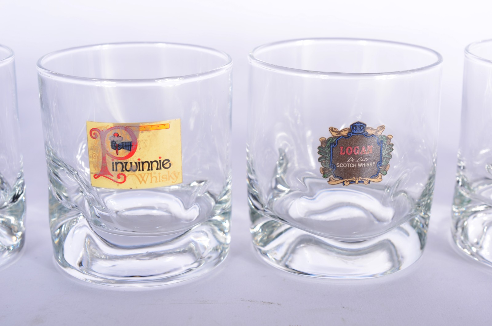 Conjunto com 6 copos de vidro para whisky, no estojo de madeira. - foto 5 de 7