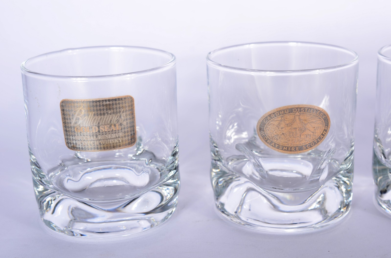 Conjunto com 6 copos de vidro para whisky, no estojo de madeira. - foto 6 de 7