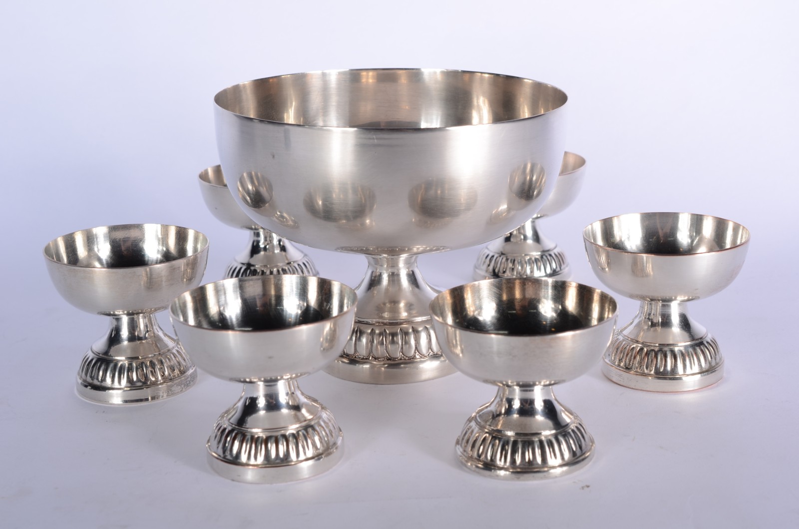 Conjunto com bowl e 6 taças de metal prateado para sorvete, bases... - foto 1 de 6