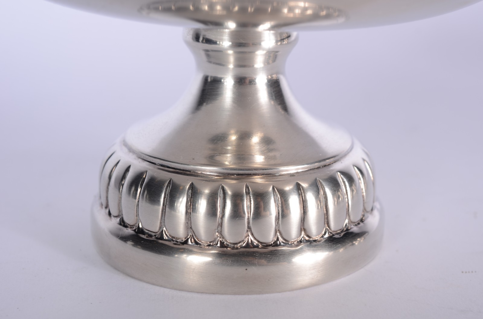 Conjunto com bowl e 6 taças de metal prateado para sorvete, bases... - foto 3 de 6
