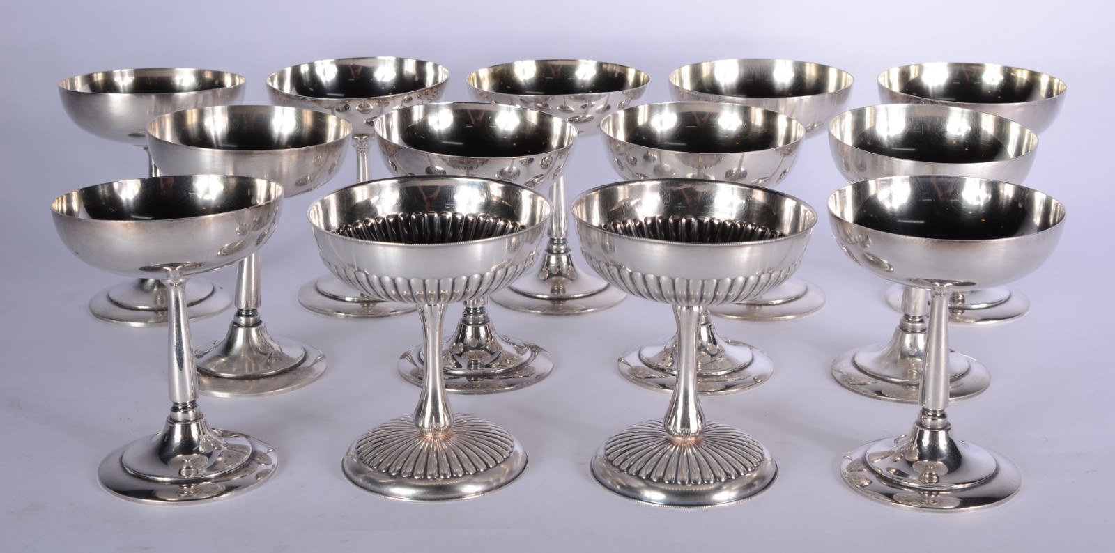 Trezes taças diversas para sorvete com pé alto de metal prateado... - foto 1 de 8