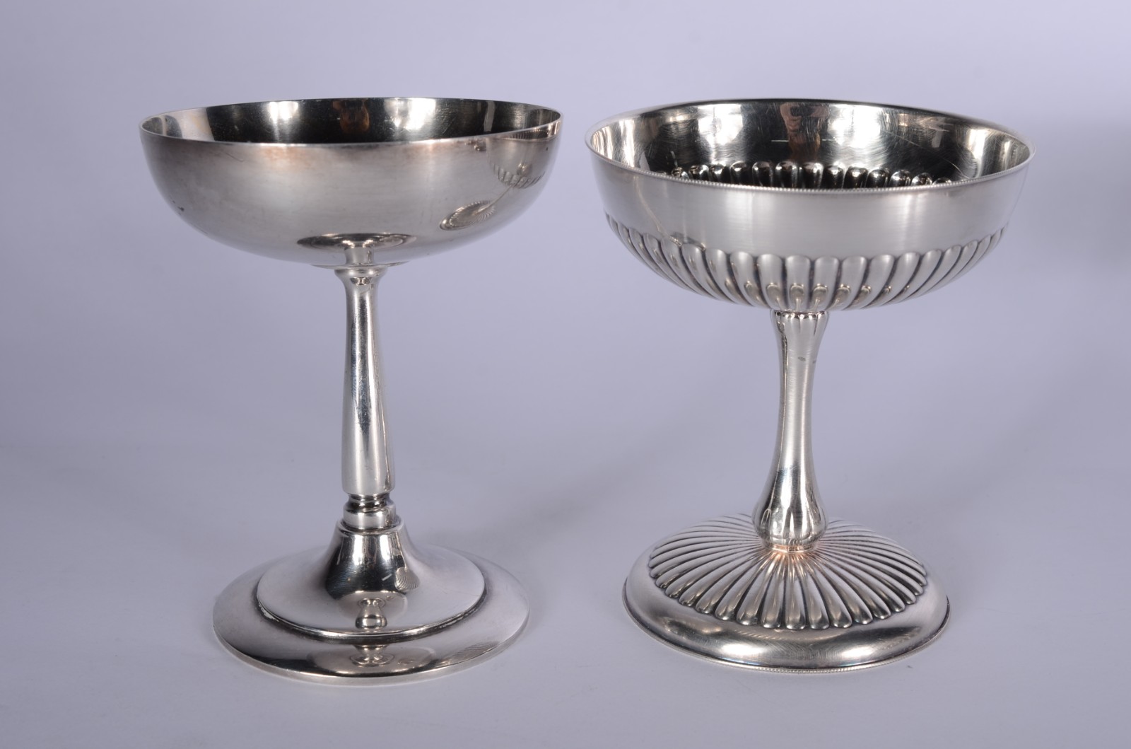 Trezes taças diversas para sorvete com pé alto de metal prateado... - foto 2 de 8
