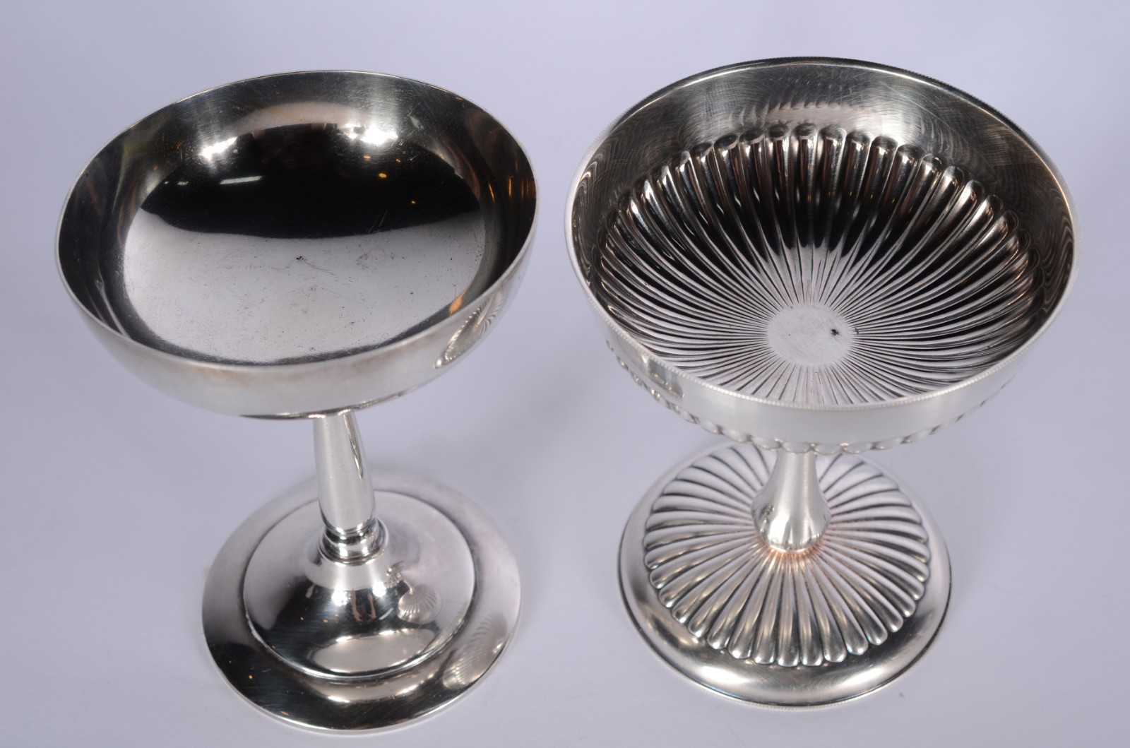 Trezes taças diversas para sorvete com pé alto de metal prateado... - foto 5 de 8