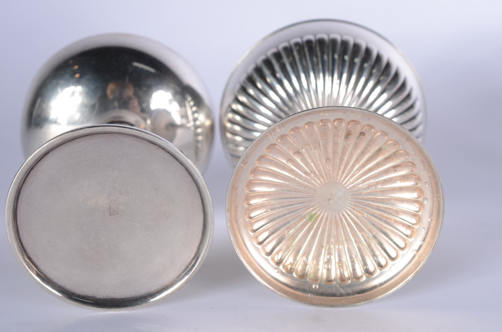 Trezes taças diversas para sorvete com pé alto de metal prateado... - foto 6 de 8