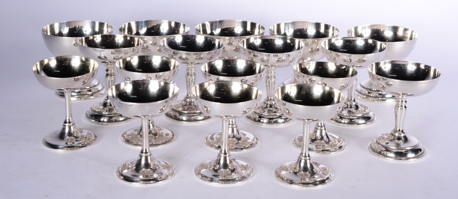 Conjunto com 17 taças para sorvete de metal prateado, diversos... - foto 1 de 6
