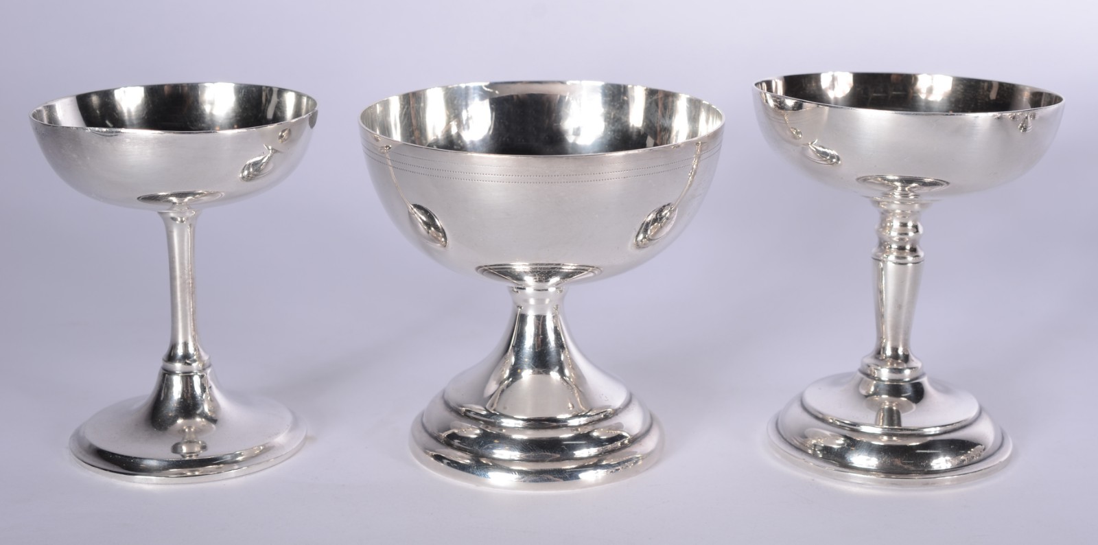 Conjunto com 17 taças para sorvete de metal prateado, diversos... - foto 2 de 6