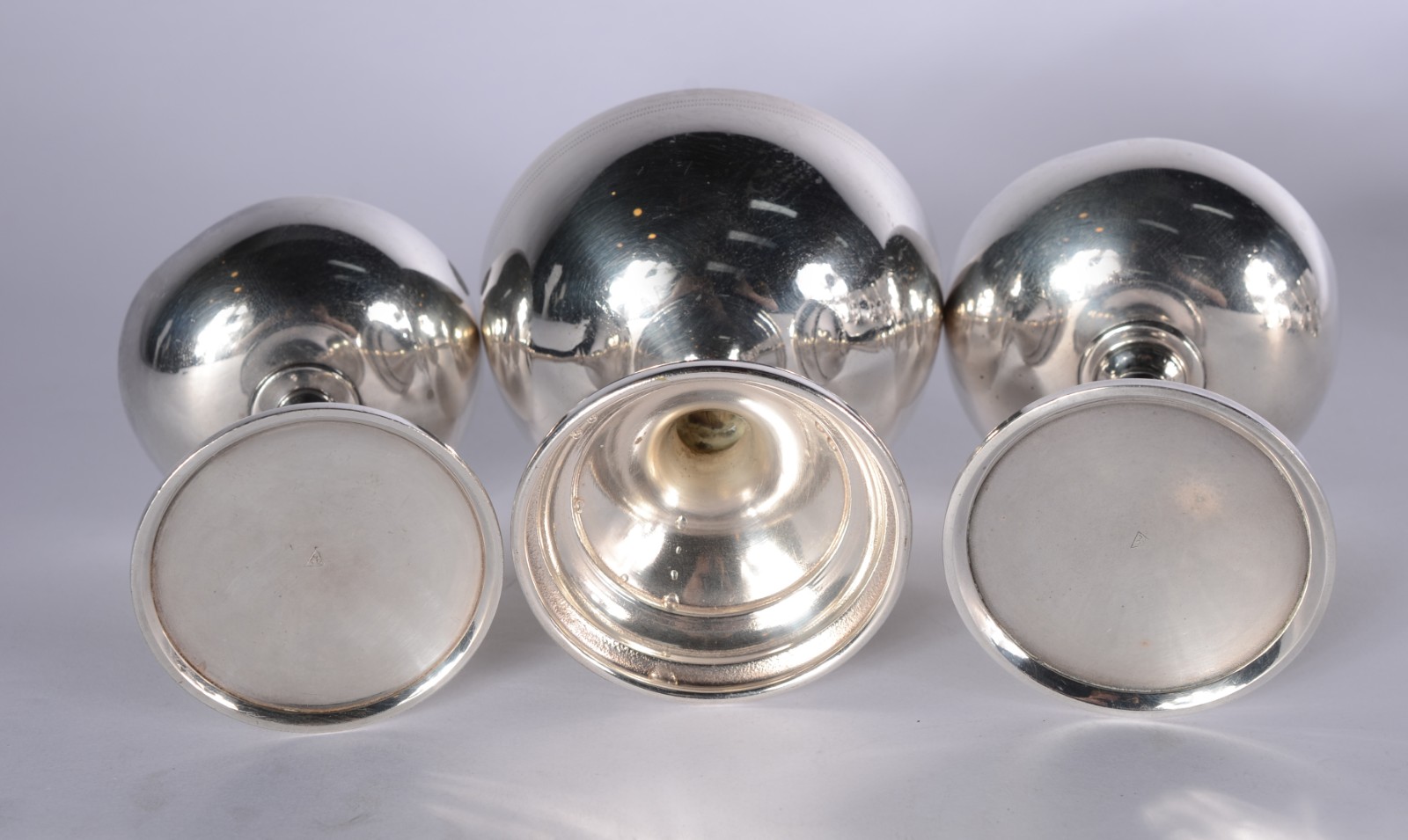 Conjunto com 17 taças para sorvete de metal prateado, diversos... - foto 5 de 6
