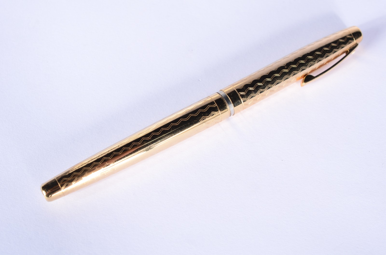 Caneta tinteiro com fina capa de ouro 18 k. (faltando o elo que liga... - foto 1 de 8