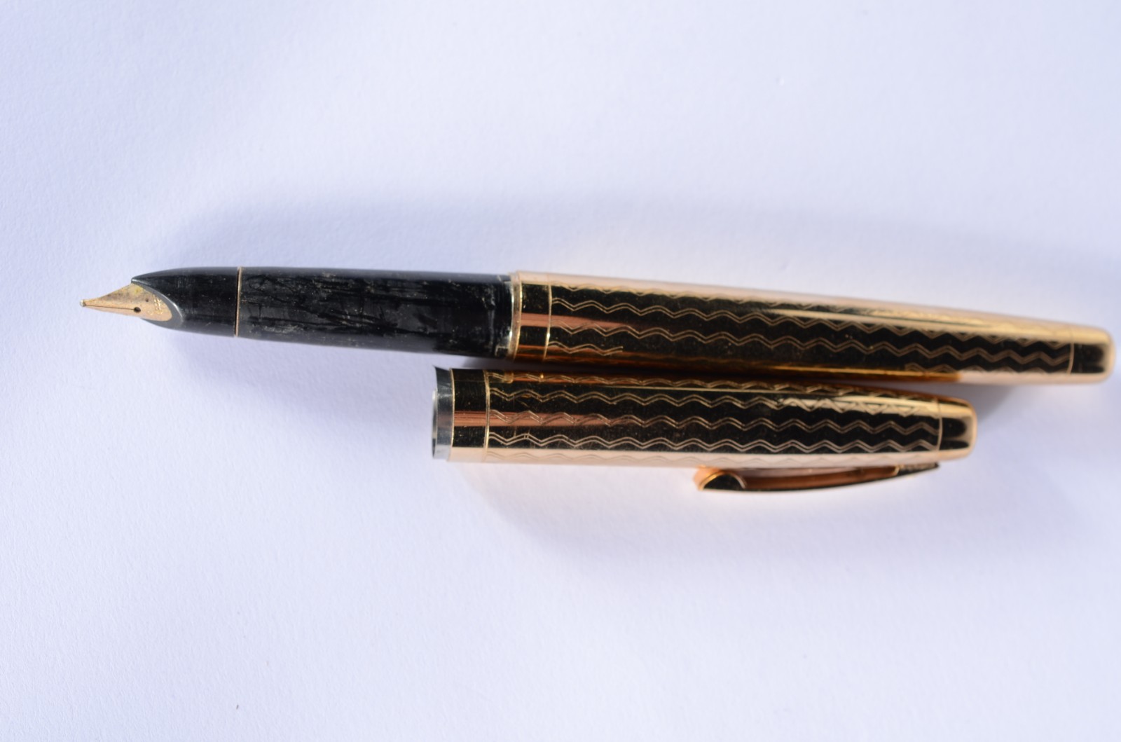 Caneta tinteiro com fina capa de ouro 18 k. (faltando o elo que liga... - foto 7 de 8