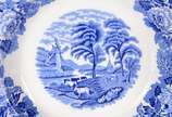 Wood & Sons (1865-1995),  - Conjunto de faiança inglesa decorada com cenas rurais em azul e branco, composto de: 2 pratos rasos, 2 pratos fundos, um prato de sobremesa e sopeira 