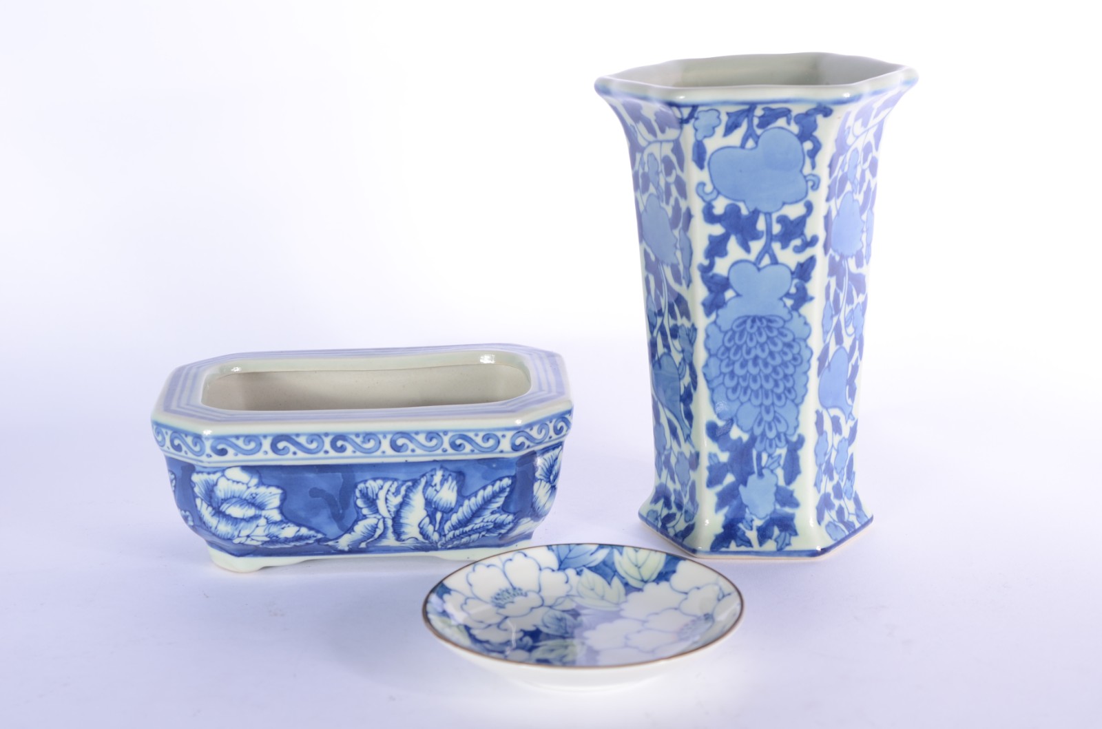 Três peças de porcelana oriental azul e branca, sendo: vaso feitio... - foto 1 de 10