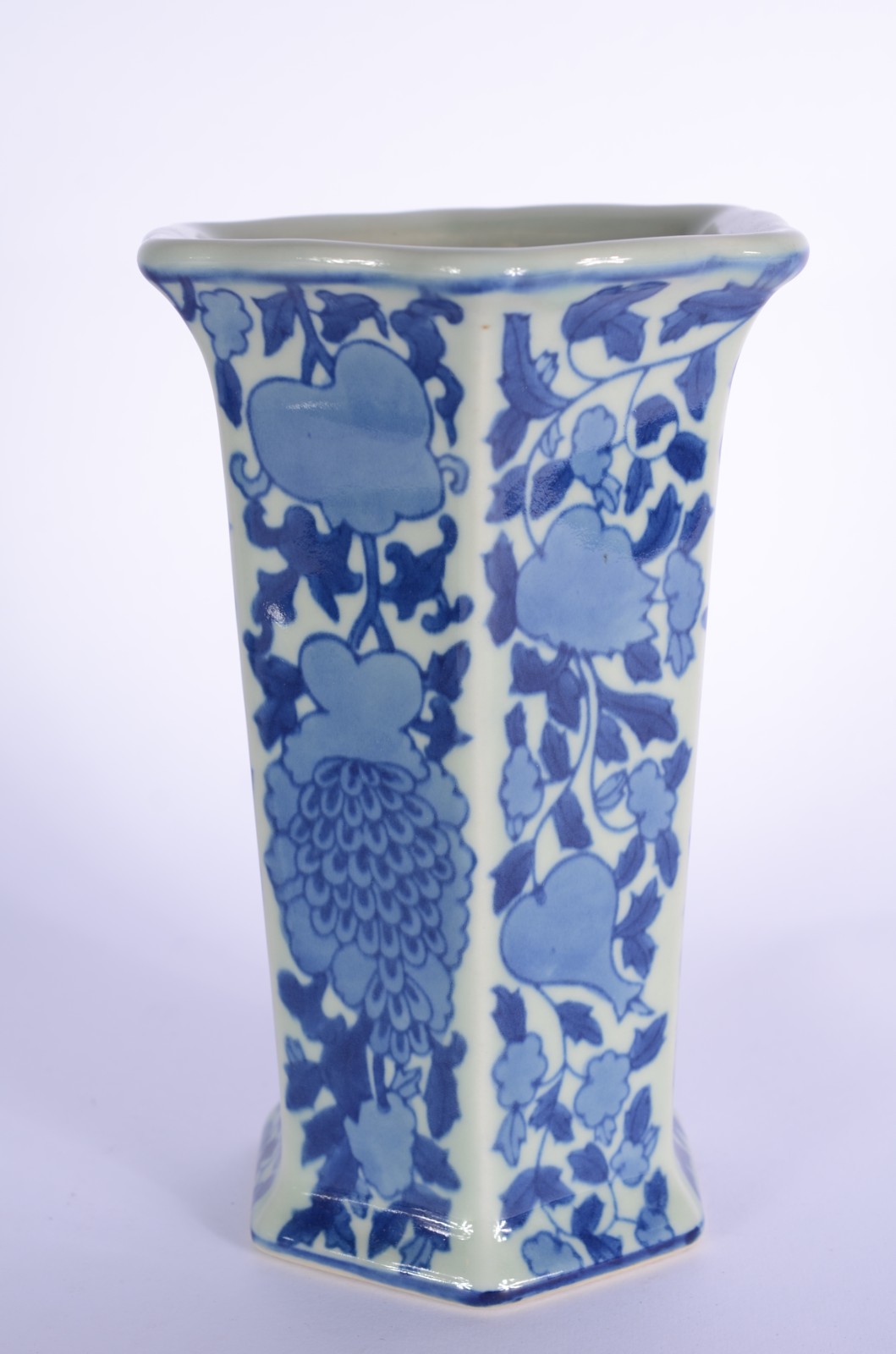 Três peças de porcelana oriental azul e branca, sendo: vaso feitio... - foto 2 de 10