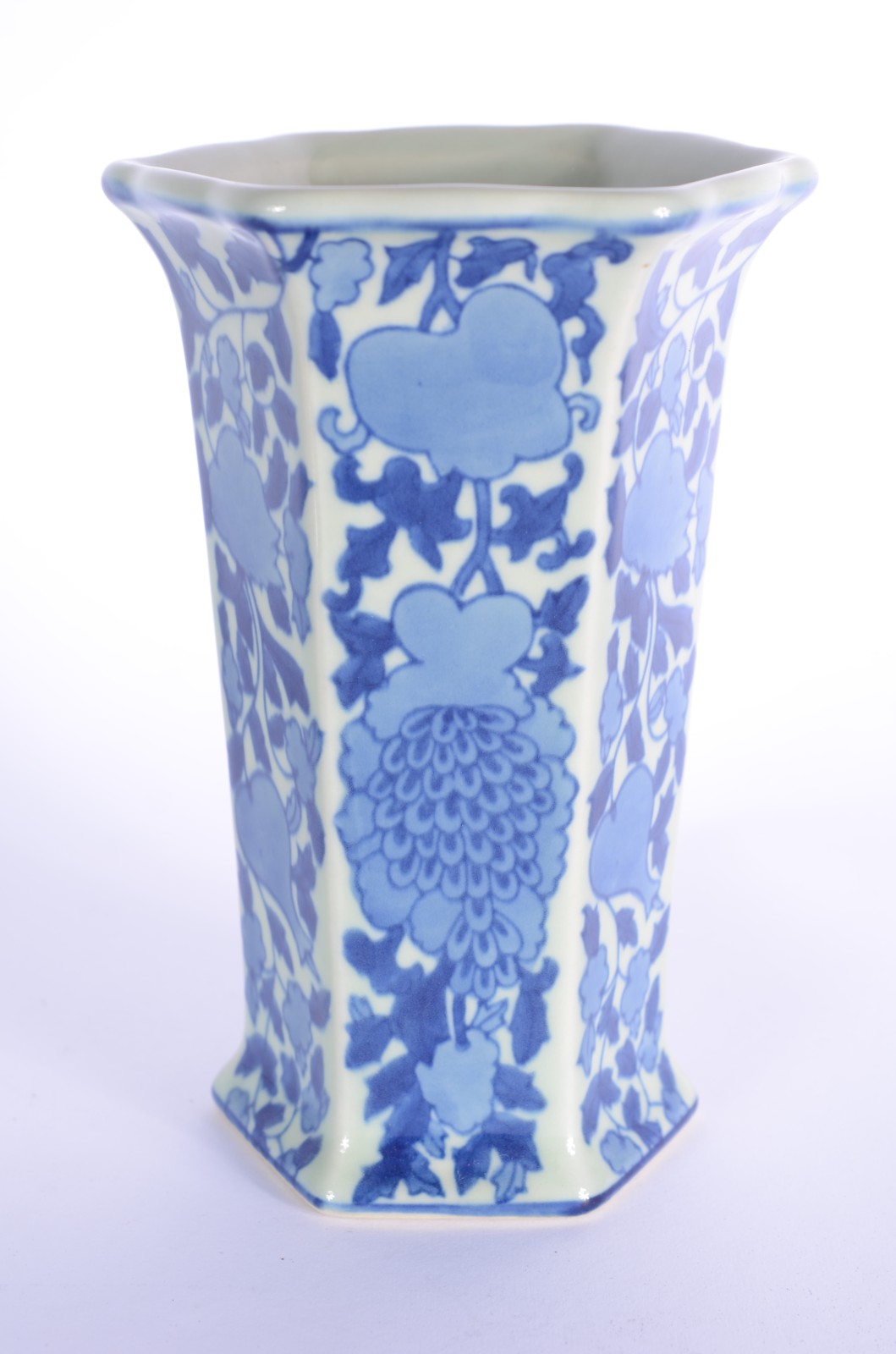 Três peças de porcelana oriental azul e branca, sendo: vaso feitio... - foto 3 de 10