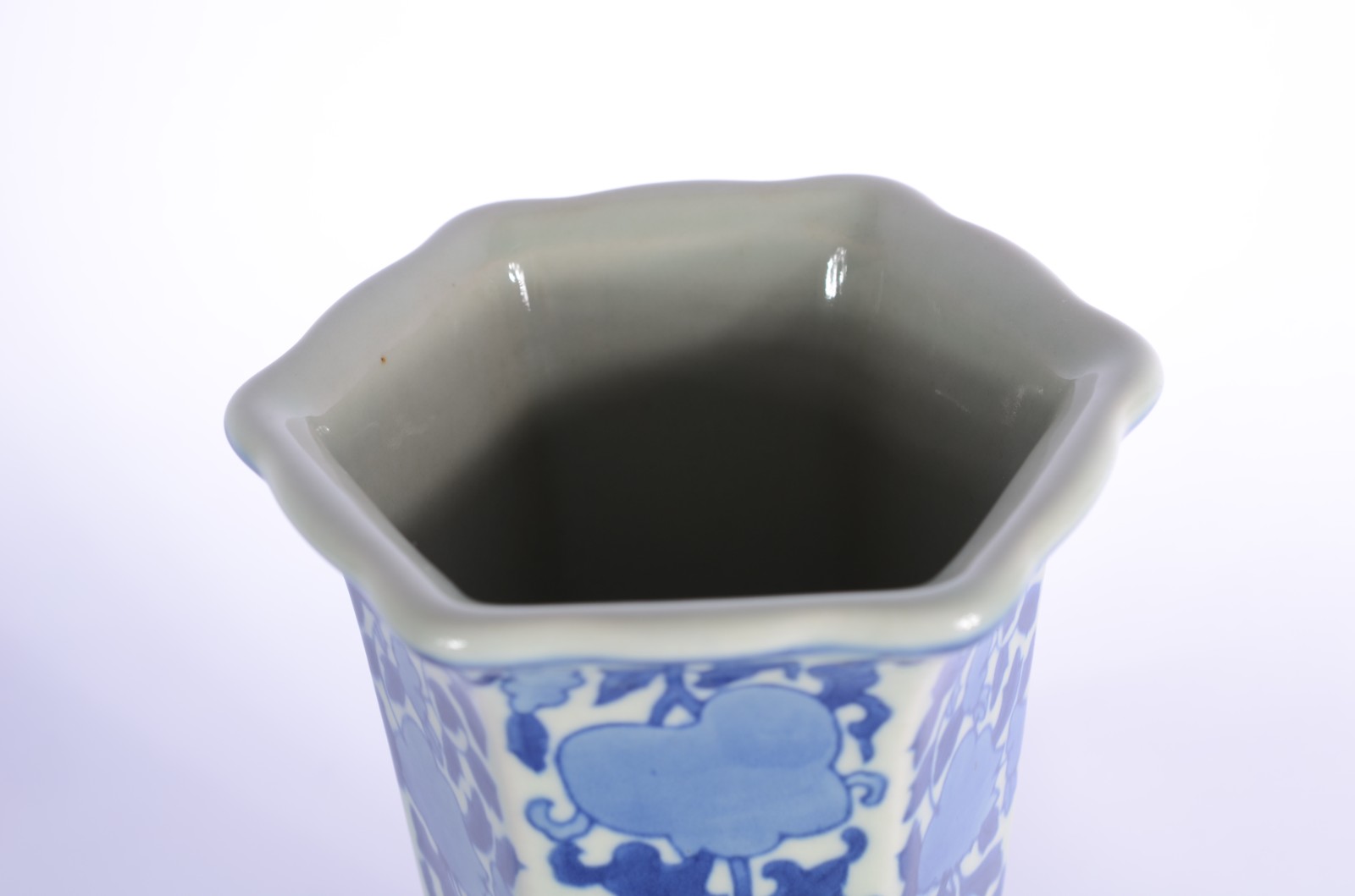 Três peças de porcelana oriental azul e branca, sendo: vaso feitio... - foto 4 de 10