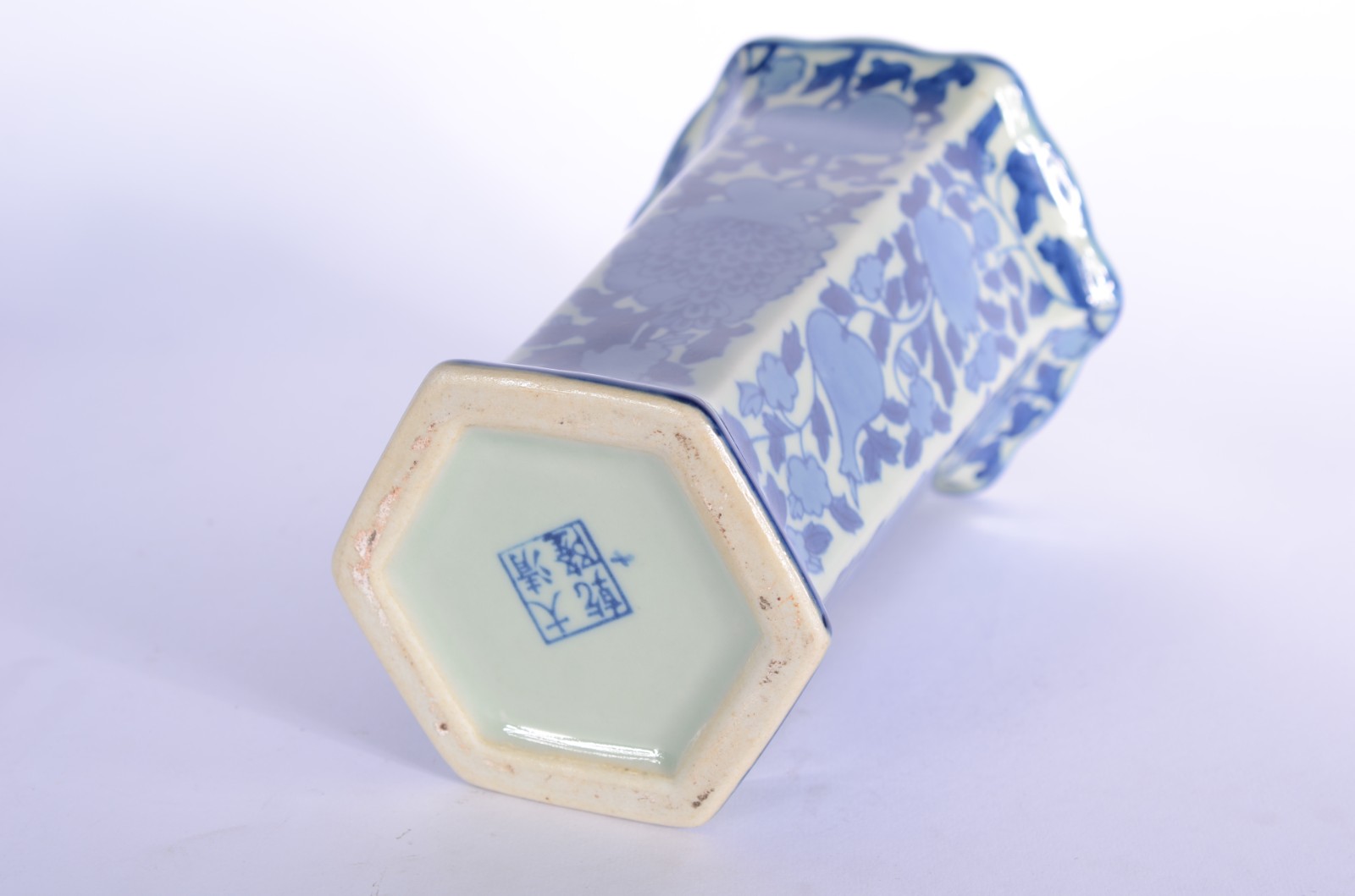 Três peças de porcelana oriental azul e branca, sendo: vaso feitio... - foto 5 de 10