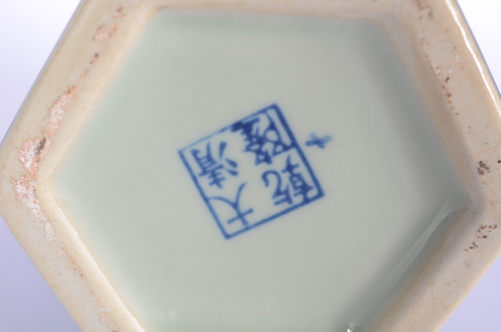Três peças de porcelana oriental azul e branca, sendo: vaso feitio... - foto 6 de 10