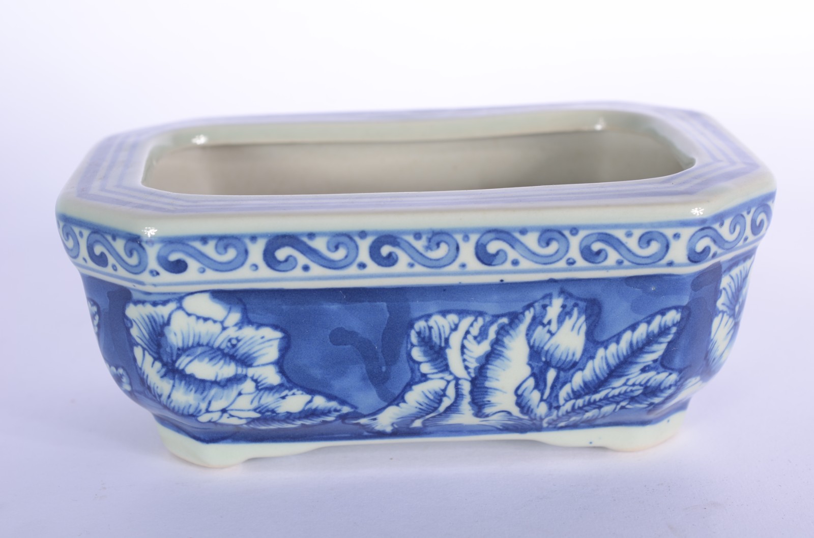 Três peças de porcelana oriental azul e branca, sendo: vaso feitio... - foto 7 de 10