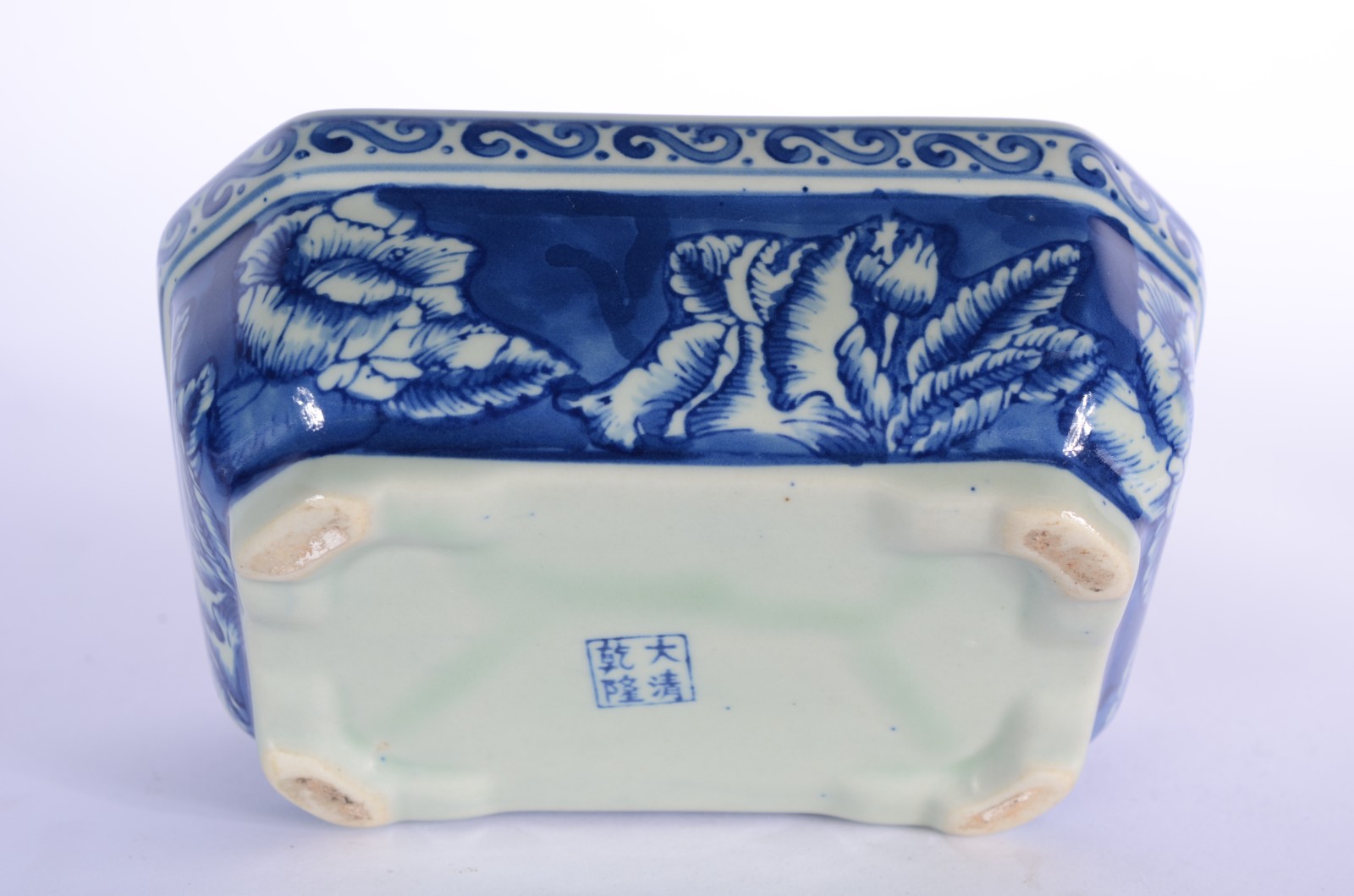 Três peças de porcelana oriental azul e branca, sendo: vaso feitio... - foto 8 de 10