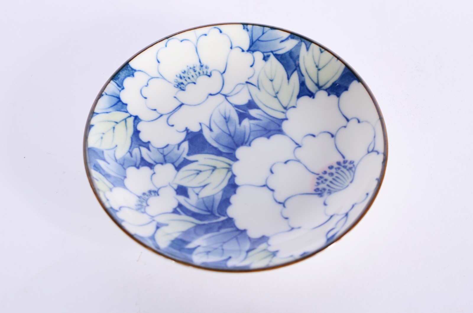 Três peças de porcelana oriental azul e branca, sendo: vaso feitio... - foto 9 de 10