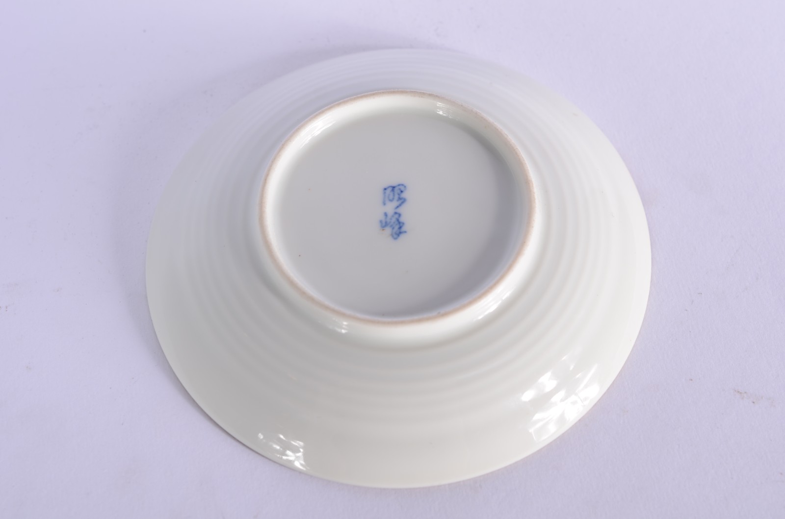 Três peças de porcelana oriental azul e branca, sendo: vaso feitio... - foto 10 de 10