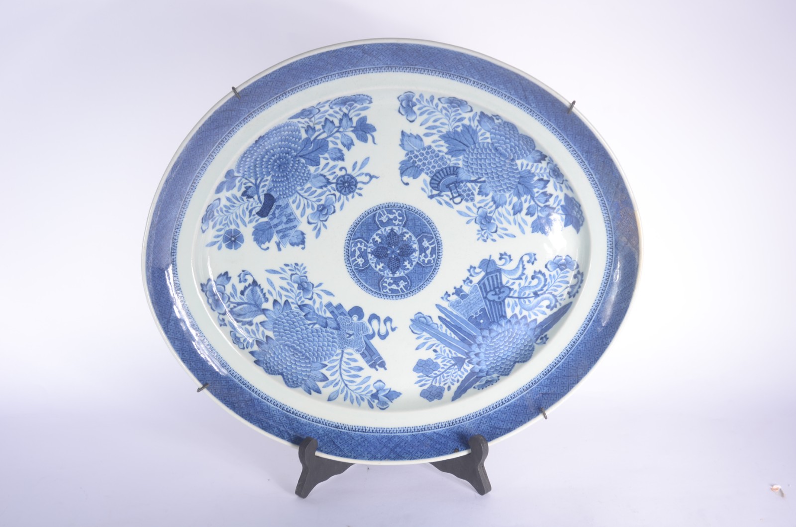 Medalhão oriental de porcelana azul e branca no feitio oval. Restauro... - foto 1 de 7