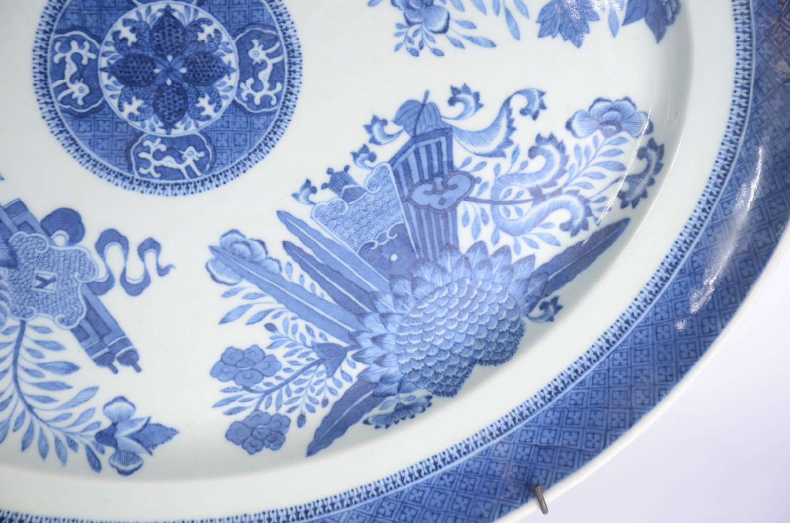 Medalhão oriental de porcelana azul e branca no feitio oval. Restauro... - foto 2 de 7