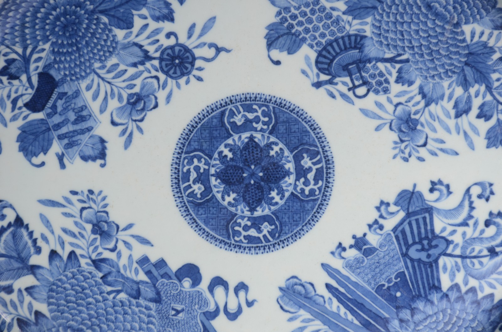 Medalhão oriental de porcelana azul e branca no feitio oval. Restauro... - foto 3 de 7