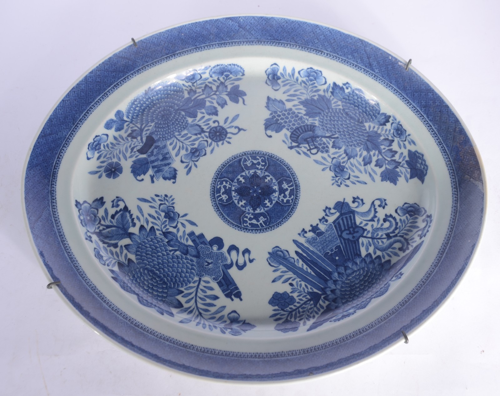 Medalhão oriental de porcelana azul e branca no feitio oval. Restauro... - foto 4 de 7