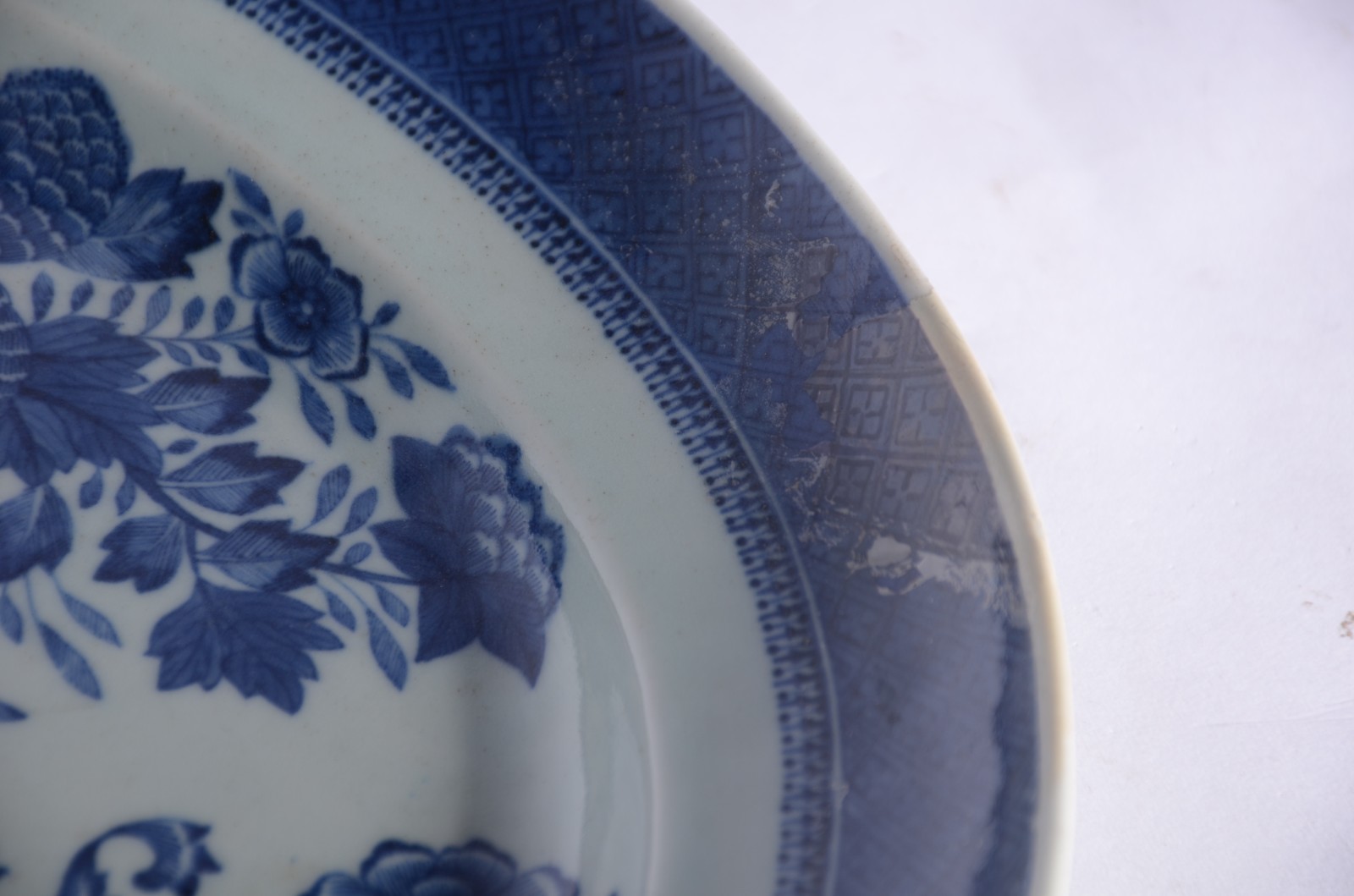Medalhão oriental de porcelana azul e branca no feitio oval. Restauro... - foto 5 de 7