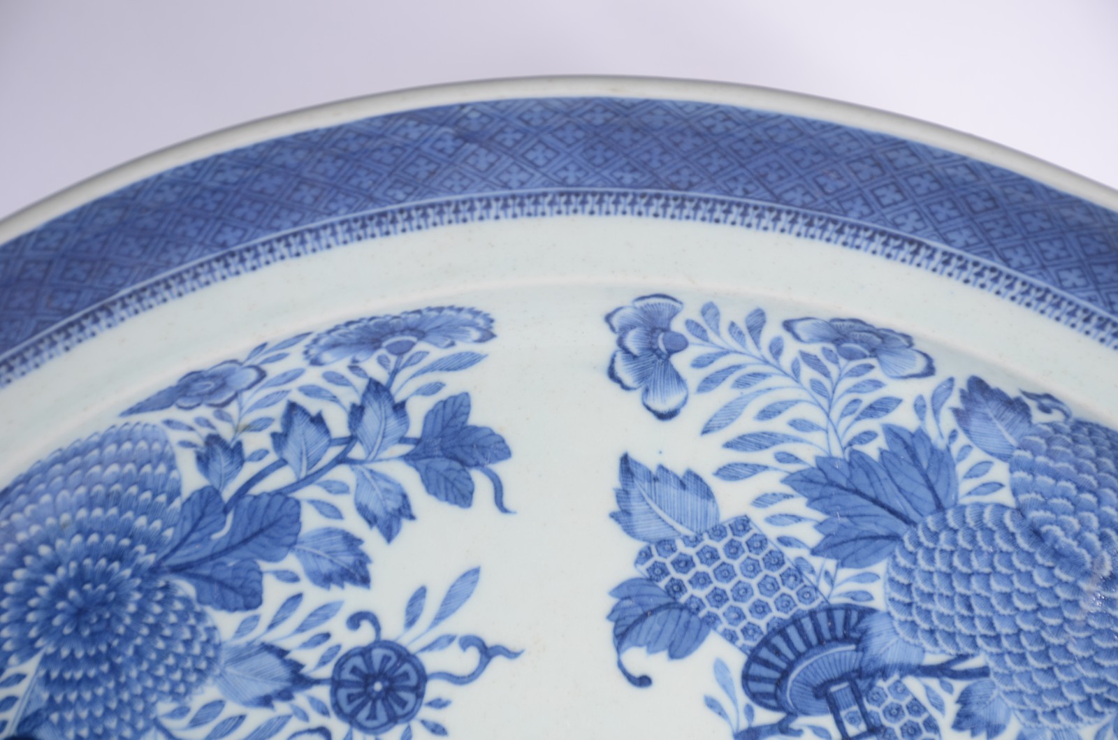 Medalhão oriental de porcelana azul e branca no feitio oval. Restauro... - foto 6 de 7