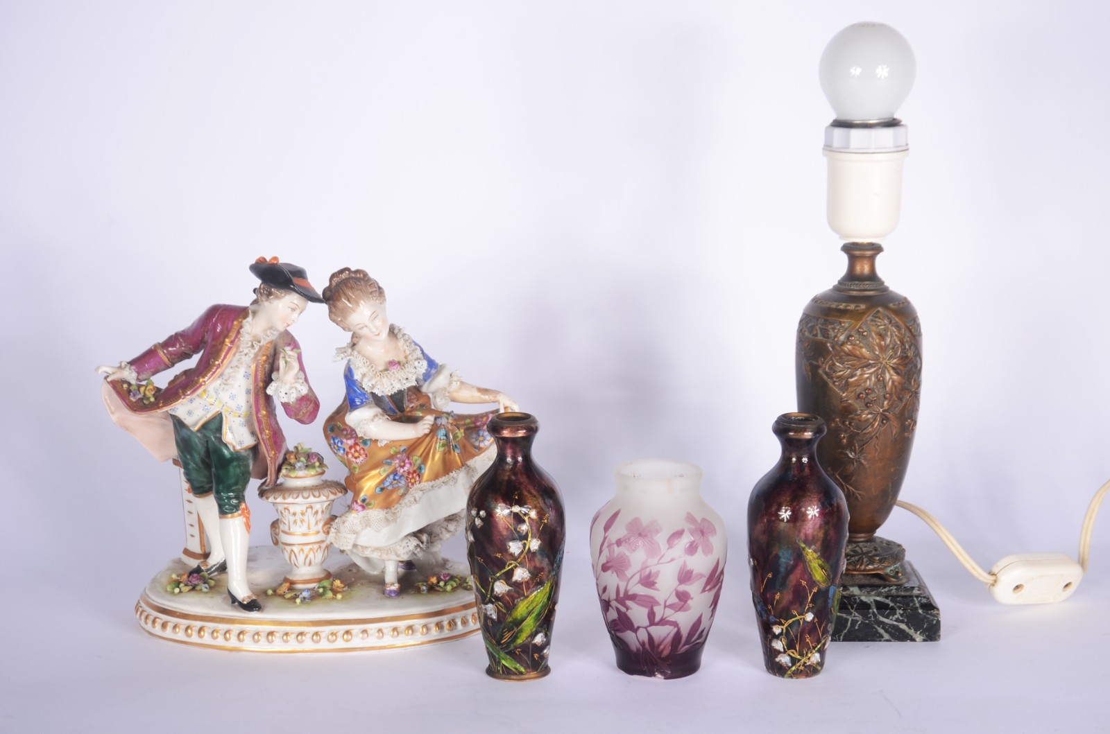 Diversas peças, sendo: a) grupo escultórico de porcelana policromada... - foto 1 de 11
