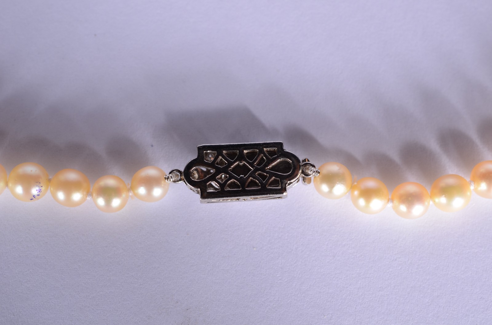 Colar de perolas com fecho de ouro branco. (Por motivos de segurança... - foto 3 de 5