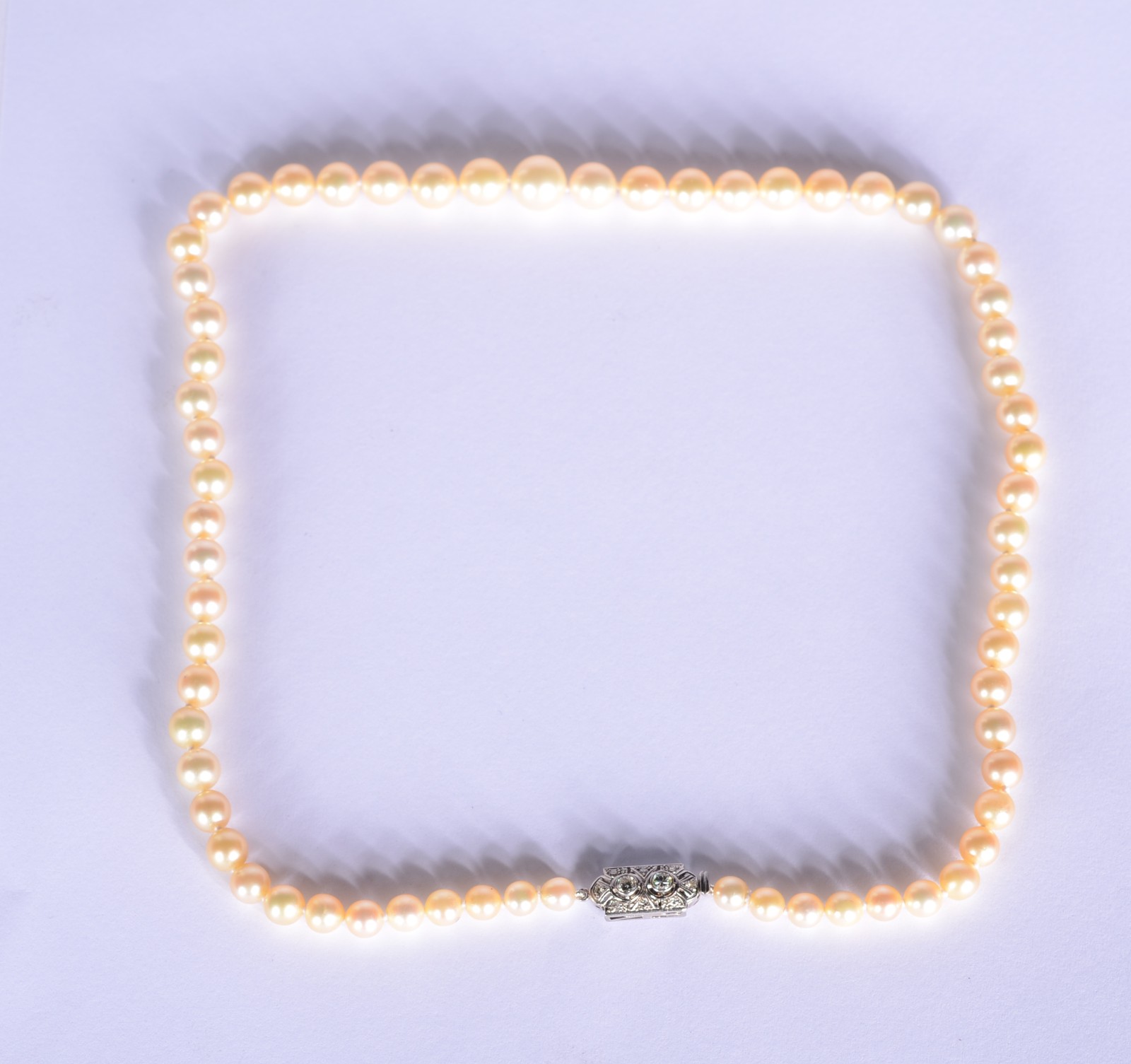 Colar de perolas com fecho de ouro branco. (Por motivos de segurança... - foto 4 de 5