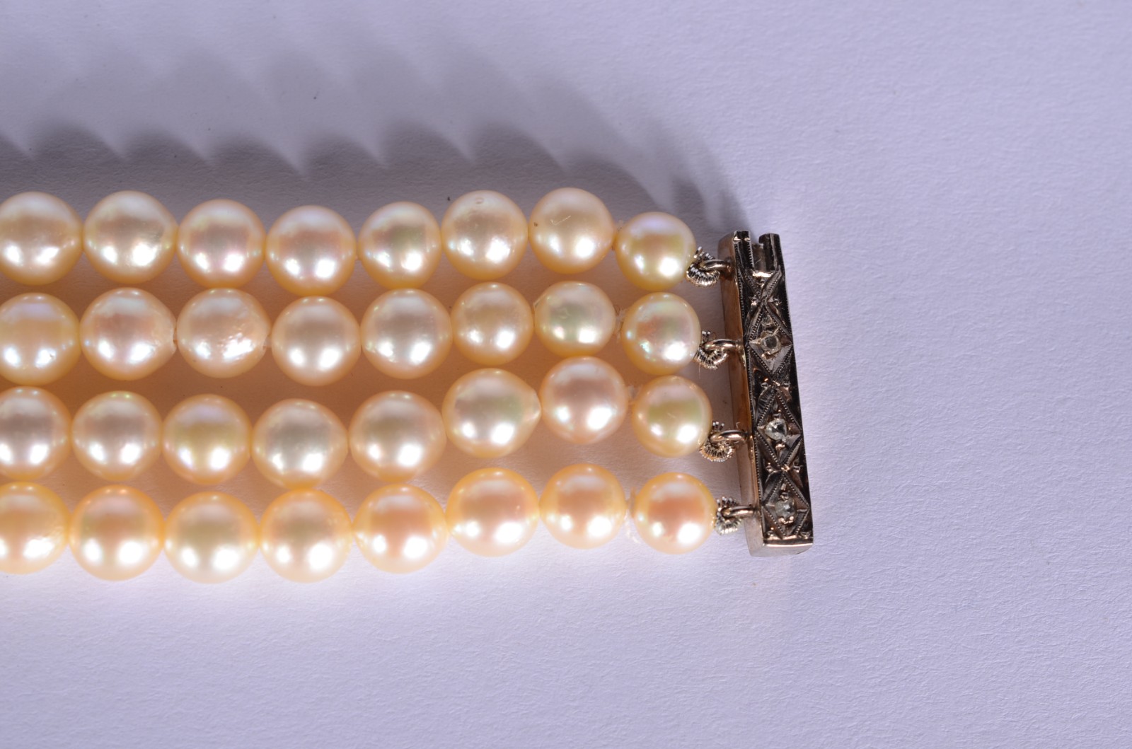 Pulseira com 4 fios de pérolas, fecho e passadores de ouro branco... - foto 2 de 6