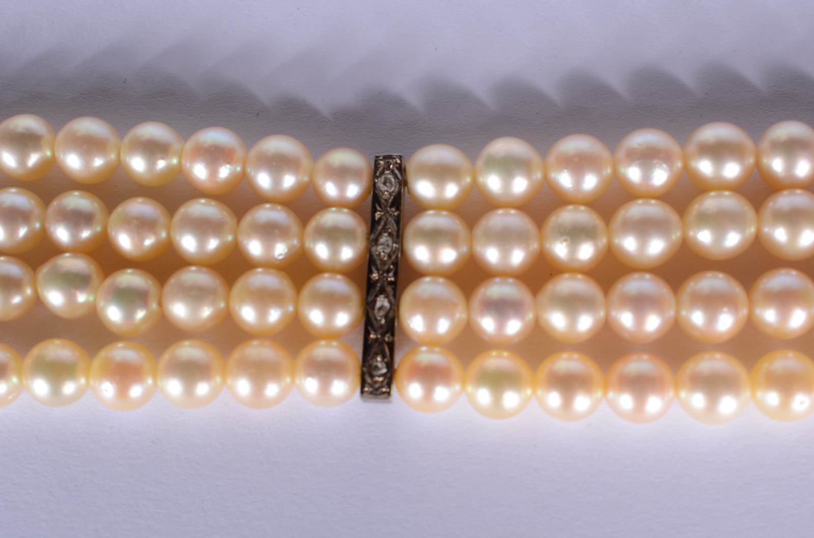 Pulseira com 4 fios de pérolas, fecho e passadores de ouro branco... - foto 5 de 6