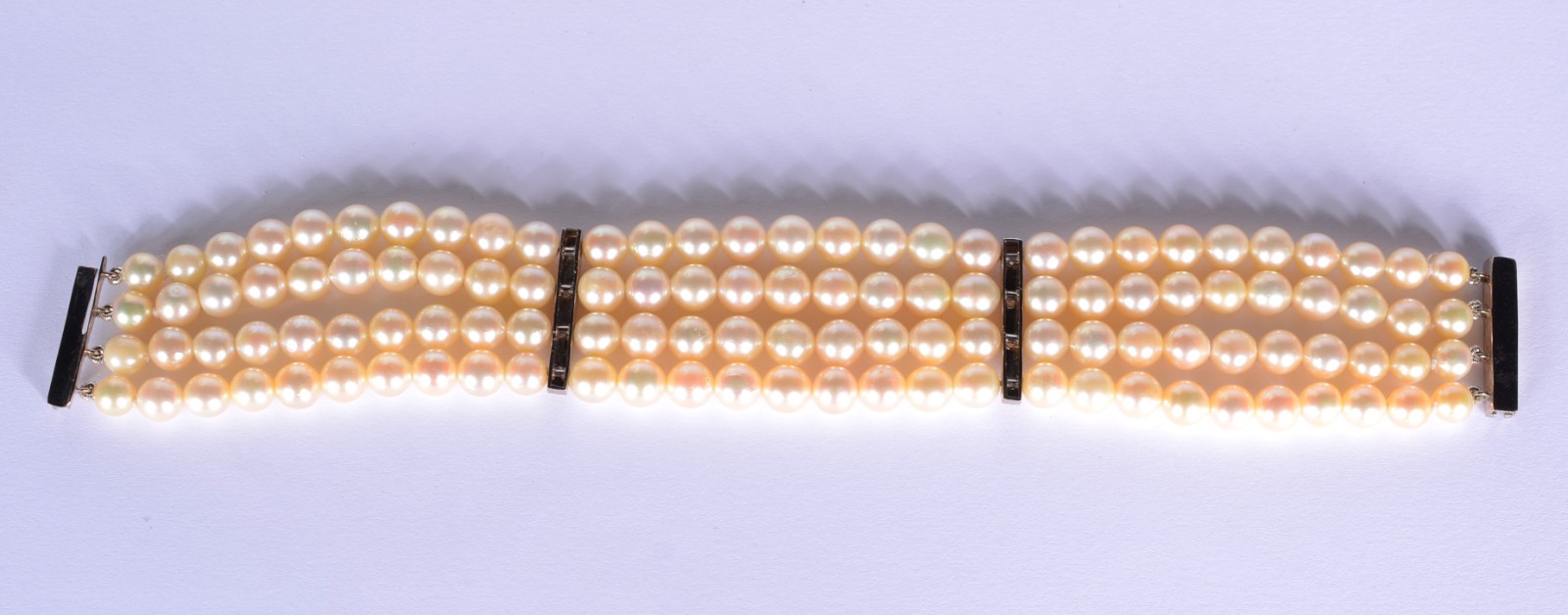 Pulseira com 4 fios de pérolas, fecho e passadores de ouro branco... - foto 6 de 6