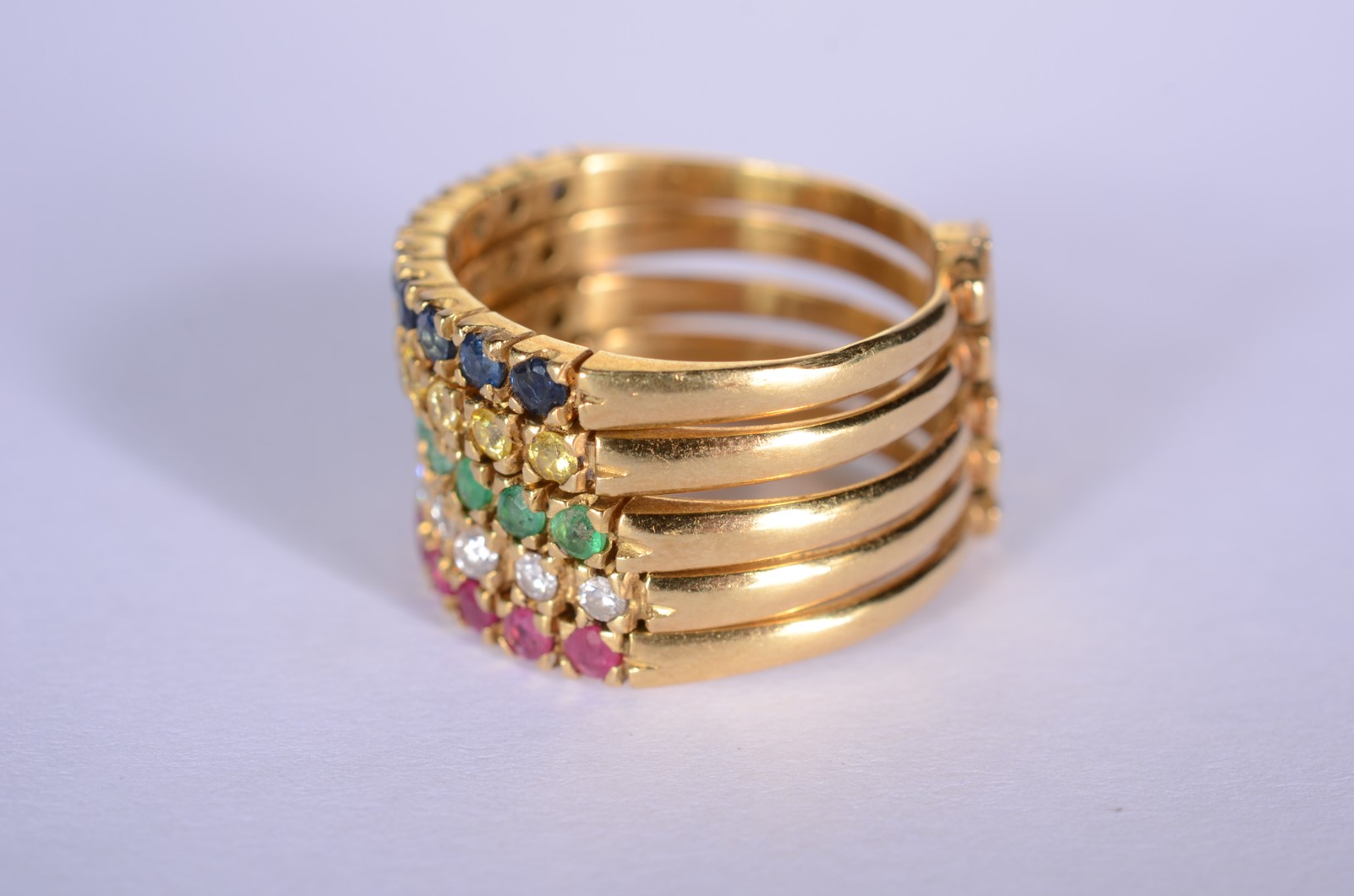Anel de ouro 18 k., com 5 alianças com rubi, brilhantes, esmeraldas e... - foto 3 de 6