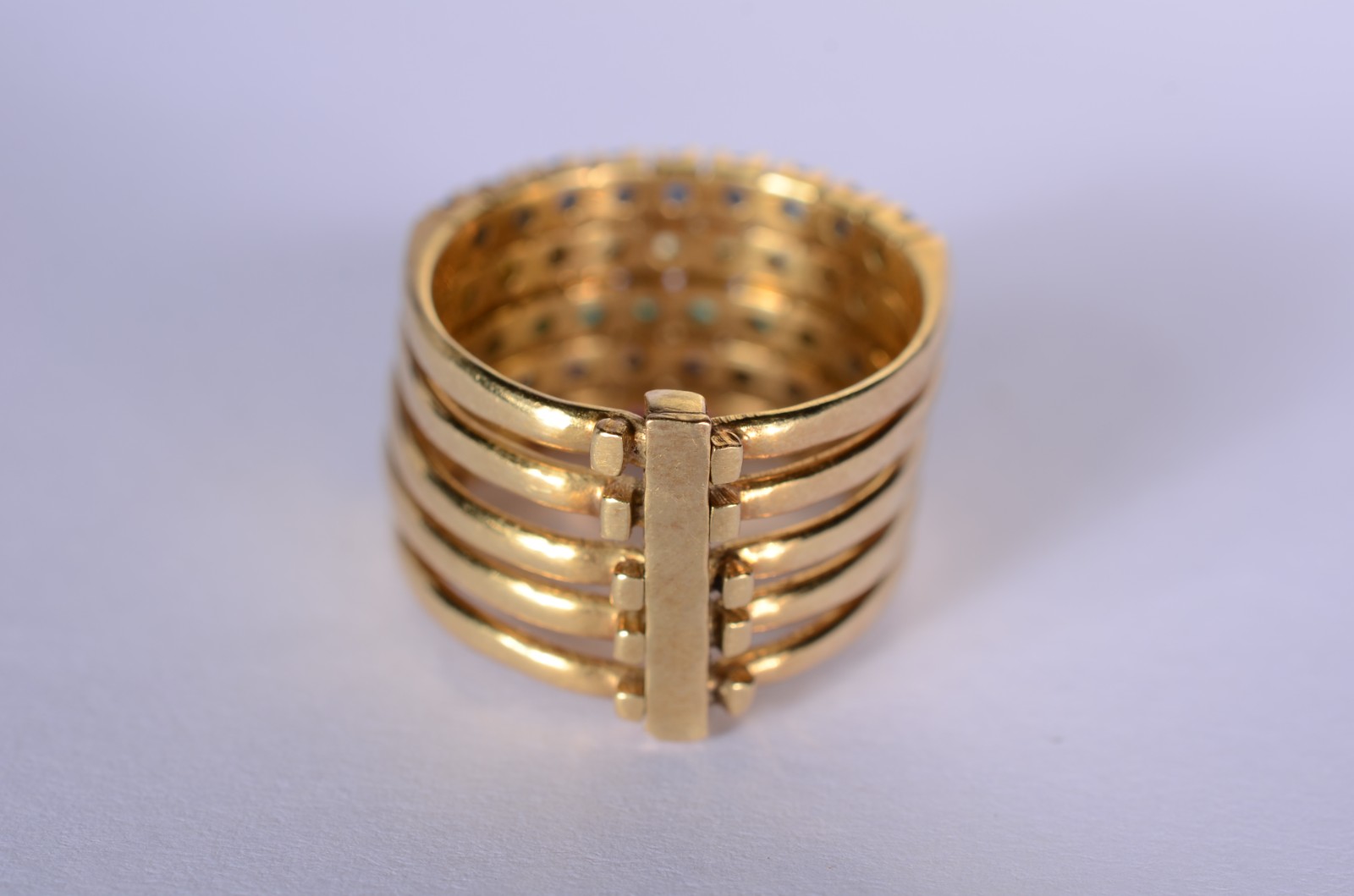 Anel de ouro 18 k., com 5 alianças com rubi, brilhantes, esmeraldas e... - foto 4 de 6