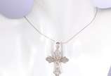 Colar com pendente de ouro branco feitio cruz. ... - Colar com pendente de ouro branco feitio cruz. (Por motivos de segurança a peça não se encontra na loja).
