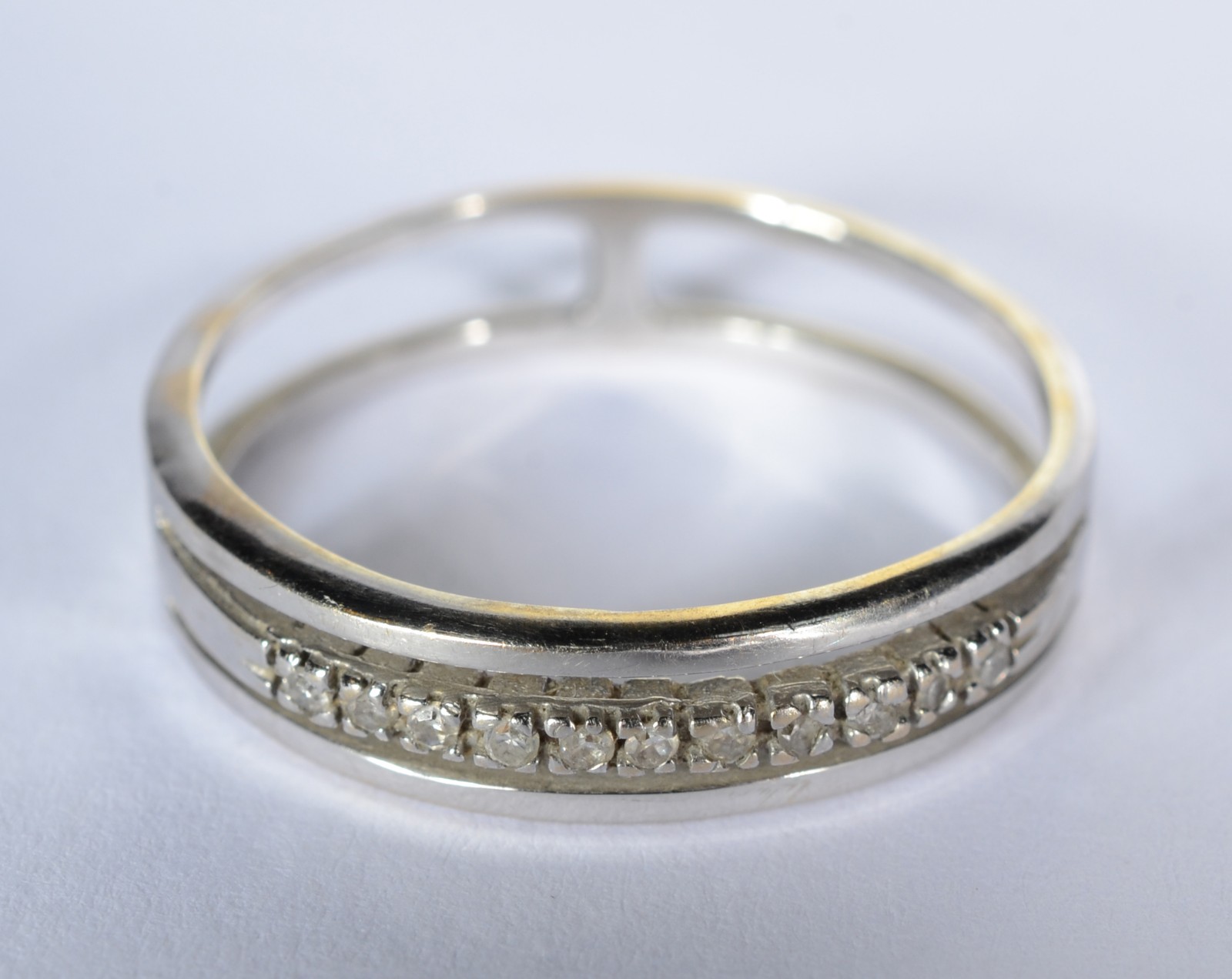 Anel de ouro branco com 3 aros com brilhantes, aro 20. (Por motivos... - foto 1 de 5