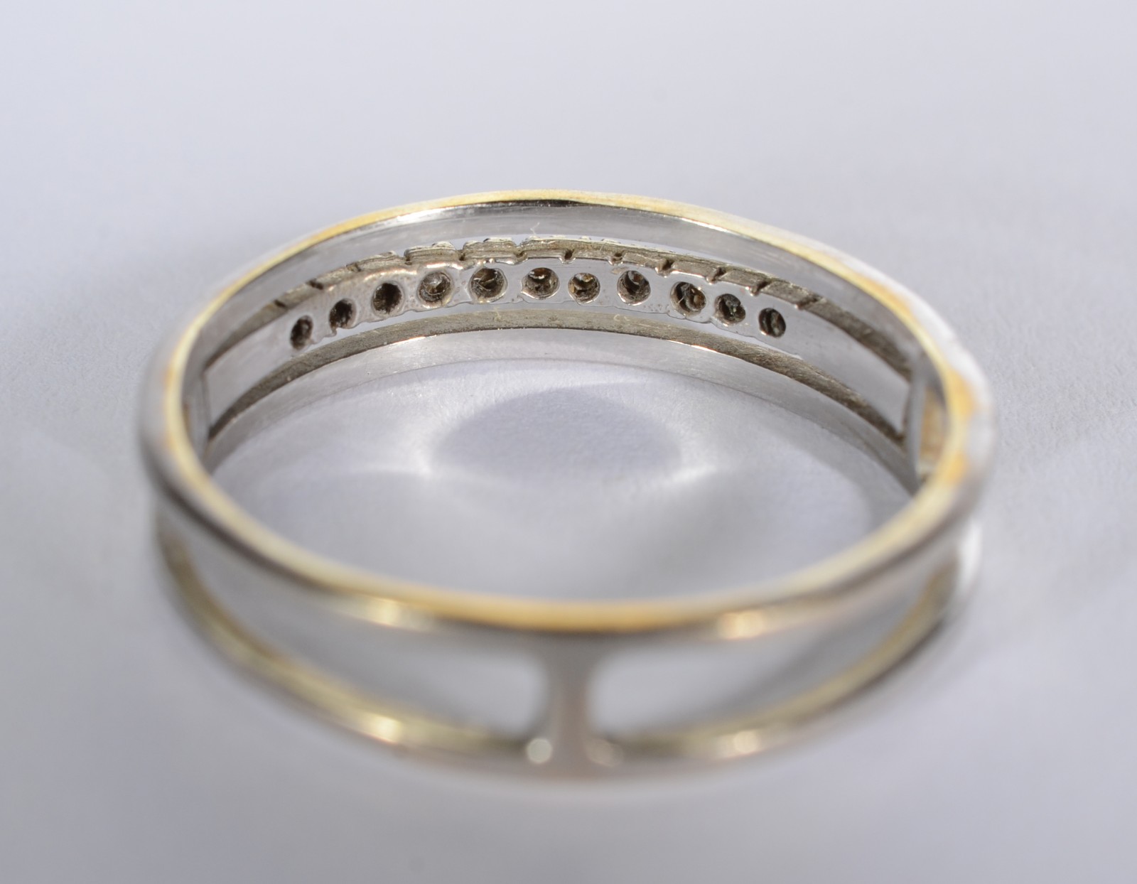 Anel de ouro branco com 3 aros com brilhantes, aro 20. (Por motivos... - foto 2 de 5